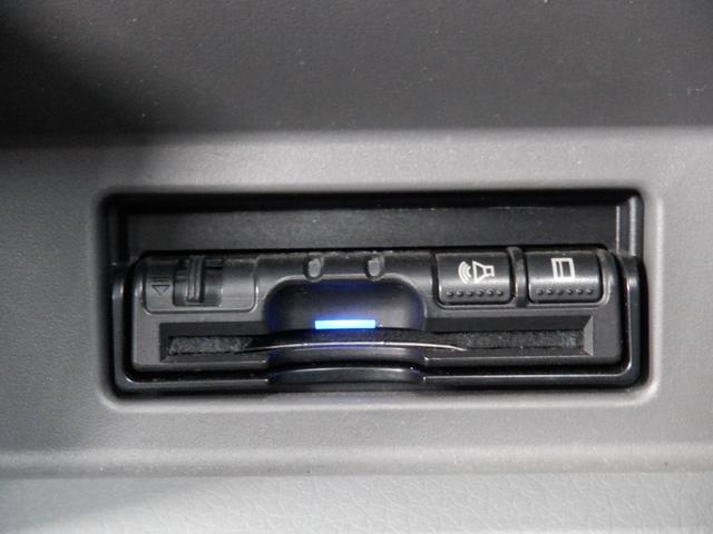 ＮＶ３５０キャラバンバン ロングＤＸ　５ドア　２．０ＤＸロング平床　６人乗　ＥＴＣ２．０　キーレス　メモリーナビ　バックカメラ　フルセグ　ＣＤ　ＤＶＤ再生　Ｂｌｕｅｔｏｏｔｈ　衝突軽減装置　横滑り防止装置　プライバシーガラス　ドアバイザー（3枚目）