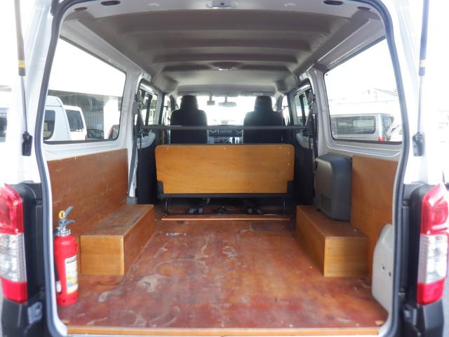 ＮＶ３５０キャラバンバン ロングＤＸ　５ドア　低床　６人乗り　メモリーナビ　全方位カメラ　フルセグ　ＣＤ　ＤＶＤ再生　Ｂｌｕｅｔｏｏｔｈ　衝突軽減装置　リアヒーター　電動電格ミラー　キーレス　２列目小窓　ドアバイザー　両側スライドドア（20枚目）