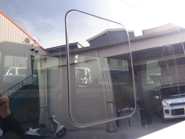 ＮＶ３５０キャラバンバン ロングＤＸ　５ドア　低床　６人乗り　メモリーナビ　全方位カメラ　フルセグ　ＣＤ　ＤＶＤ再生　Ｂｌｕｅｔｏｏｔｈ　衝突軽減装置　リアヒーター　電動電格ミラー　キーレス　２列目小窓　ドアバイザー　両側スライドドア（27枚目）