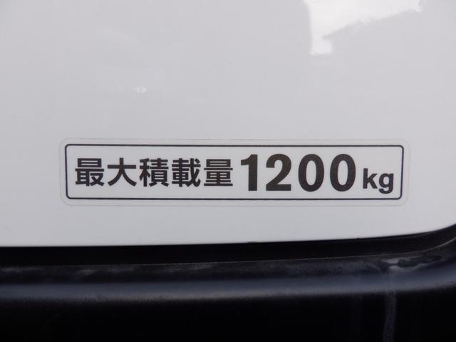 ＮＶ３５０キャラバンバン ロングＤＸ　５ドア　低床　６人乗り　メモリーナビ　全方位カメラ　フルセグ　ＣＤ　ＤＶＤ再生　Ｂｌｕｅｔｏｏｔｈ　衝突軽減装置　リアヒーター　電動電格ミラー　キーレス　２列目小窓　ドアバイザー　両側スライドドア（28枚目）