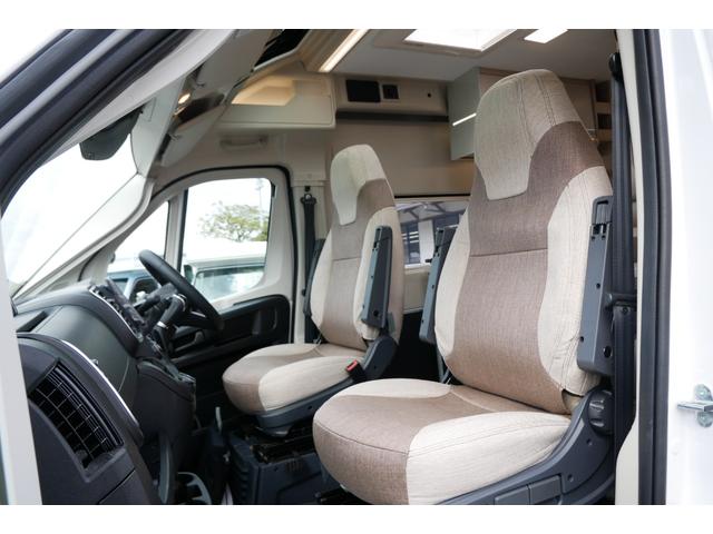 デュカト ローラーチーム　リビングストン　ＫＪ　新車　９ＡＴ　２ＷＤ　新車　２．２ＬディーゼルＴＢ　セーフティパック燃料式温水ボイラーＦＦヒーター　トイレ　ＤＣ式冷蔵庫　バンフロントスカイルーフ　ＬＥＤヘッドライト　常設２段ベッド　ディスプレイオーディオ（17枚目）