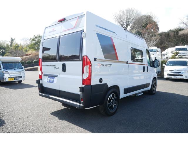デュカト ローラーチーム　リビングストン　ＫＪ　新車　９ＡＴ　２ＷＤ　新車　２．２ＬディーゼルＴＢ　セーフティパック燃料式温水ボイラーＦＦヒーター　トイレ　ＤＣ式冷蔵庫　バンフロントスカイルーフ　ＬＥＤヘッドライト　常設２段ベッド　ディスプレイオーディオ（18枚目）