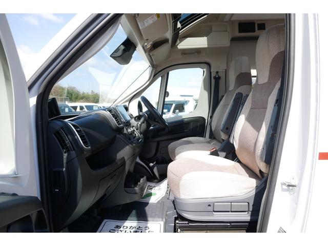 デュカト ローラーチーム　リビングストン　ＫＪ　新車　９ＡＴ　２ＷＤ　新車　２．２ＬディーゼルＴＢ　セーフティパック燃料式温水ボイラーＦＦヒーター　トイレ　ＤＣ式冷蔵庫　バンフロントスカイルーフ　ＬＥＤヘッドライト　常設２段ベッド　ディスプレイオーディオ（33枚目）