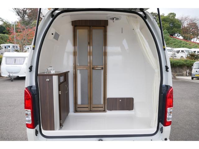 ハイエースバン レクビィ　カントリークラブ　家庭用エアコン　ＦＦヒーター　４ＷＤ　ワンオーナー　リチウム２００Ａｈ　１５００Ｗインバーター　走行充電器　コンバーター　ソーラーパネル　冷蔵庫　電子レンジ　テレビ　サイドオーニング　ＦＦヒーター　メモリーナビ　ＥＴＣ　ドラレコ（6枚目）