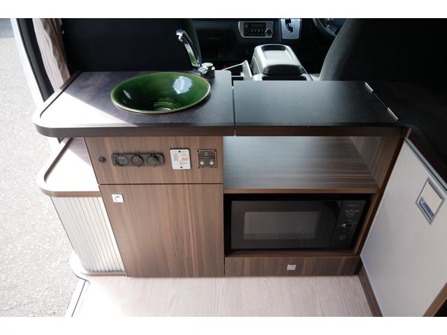 ハイエースバン レクビィ　カントリークラブ　家庭用エアコン　ＦＦヒーター　４ＷＤ　ワンオーナー　リチウム２００Ａｈ　１５００Ｗインバーター　走行充電器　コンバーター　ソーラーパネル　冷蔵庫　電子レンジ　テレビ　サイドオーニング　ＦＦヒーター　メモリーナビ　ＥＴＣ　ドラレコ（45枚目）