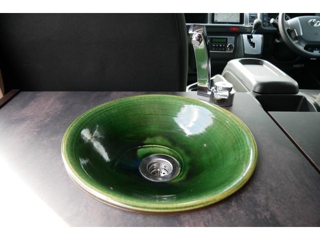 ハイエースバン レクビィ　カントリークラブ　家庭用エアコン　ＦＦヒーター　４ＷＤ　ワンオーナー　リチウム２００Ａｈ　１５００Ｗインバーター　走行充電器　コンバーター　ソーラーパネル　冷蔵庫　電子レンジ　テレビ　サイドオーニング　ＦＦヒーター　メモリーナビ　ＥＴＣ　ドラレコ（46枚目）