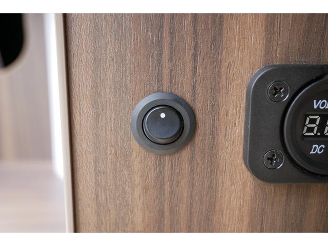 ハイエースバン レクビィ　カントリークラブ　家庭用エアコン　ＦＦヒーター　４ＷＤ　ワンオーナー　リチウム２００Ａｈ　１５００Ｗインバーター　走行充電器　コンバーター　ソーラーパネル　冷蔵庫　電子レンジ　テレビ　サイドオーニング　ＦＦヒーター　メモリーナビ　ＥＴＣ　ドラレコ（50枚目）