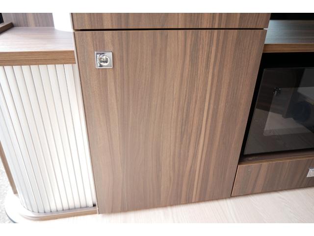 ハイエースバン レクビィ　カントリークラブ　家庭用エアコン　ＦＦヒーター　４ＷＤ　ワンオーナー　リチウム２００Ａｈ　１５００Ｗインバーター　走行充電器　コンバーター　ソーラーパネル　冷蔵庫　電子レンジ　テレビ　サイドオーニング　ＦＦヒーター　メモリーナビ　ＥＴＣ　ドラレコ（52枚目）