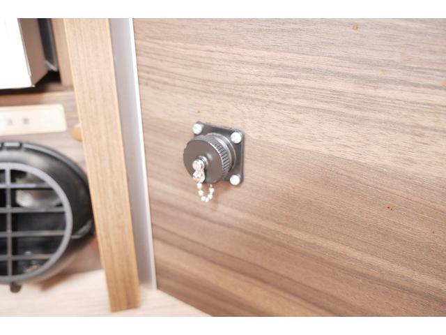 ハイエースバン レクビィ　カントリークラブ　家庭用エアコン　ＦＦヒーター　４ＷＤ　ワンオーナー　リチウム２００Ａｈ　１５００Ｗインバーター　走行充電器　コンバーター　ソーラーパネル　冷蔵庫　電子レンジ　テレビ　サイドオーニング　ＦＦヒーター　メモリーナビ　ＥＴＣ　ドラレコ（70枚目）