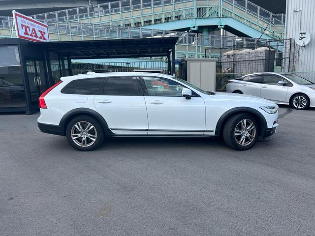 Ｖ９０ クロスカントリー　Ｄ４　ＡＷＤ　モメンタム　スマートキー　ベージュ本革シート　純正ＨＤＤナビ　フルセグＴＶ　３６０℃カメラ　シートヒーター　パワーシート　ＥＴＣ　電子パーキングブレーキ　Ｂｌｕｅｔｏｏｔｈ機能　ドライブレコーダー（29枚目）