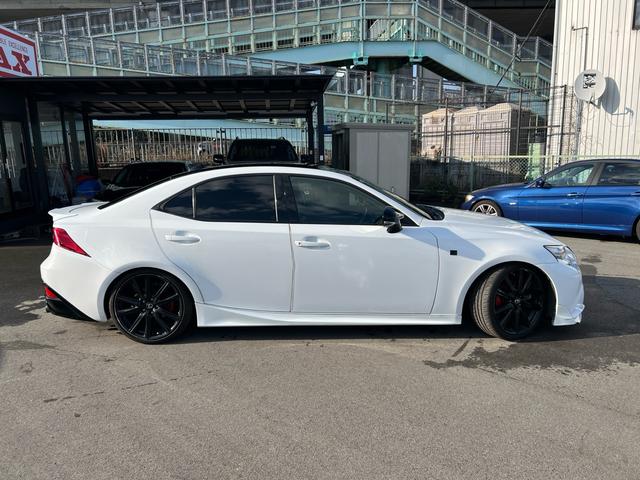 ＩＳ ＩＳ３００ｈ　Ｆスポーツ　車高調　ＴＲＤフルエアロ　マフラー　赤革シート　ベンチレーション　純正ナビ　フルセグＴＶ　バックカメラ　Ｂｌｕｅｔｏｏｔｈ機能　スマートキー　プッシュスタート　ドライブレコーダー　ＥＴＣ（5枚目）
