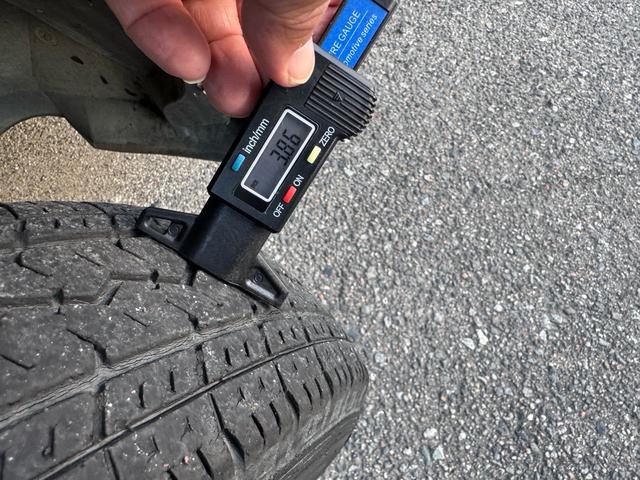 クリッパートラック 　１年間走行距離無制限保証　ユーザー買取　エアコン　パワステ　オートマ　３方開き　３ＡＴ　レベライザー　車検令和８年３月まで　走行１１８１２１ｋｍ（42枚目）
