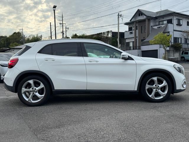 ＧＬＡクラス ＧＬＡ１８０　６ヶ月走行距離無制限保証　パノラミックスライディングルーフ　シートヒーター　ＢＳＭ　スマートキー　パワーバックドア　レーダーセーフティパッケージ　バックカメラ　黒革シート　ハーマンカードン（9枚目）