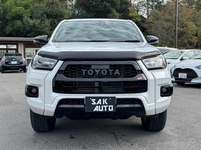 ハイラックス Ｚ　ＧＲスポーツ　ワンオーナー　ユーザー買取　８インチディスプレイオーディオ　ナビ　衝突軽減ブレーキ　全方位カメラ　ＬＥＤヘッドランプ　ハードトノカバー　ＧＲサイドステップ　ＧＲドレスアップマフラー　パールホワイト（2枚目）