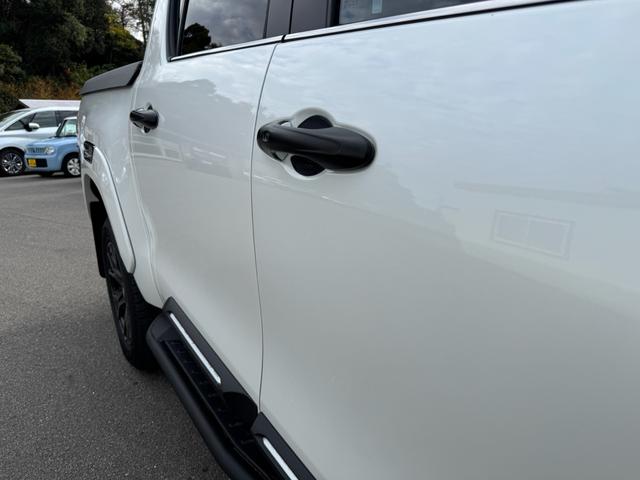 ハイラックス Ｚ　ＧＲスポーツ　ワンオーナー　ユーザー買取　８インチディスプレイオーディオ　ナビ　衝突軽減ブレーキ　全方位カメラ　ＬＥＤヘッドランプ　ハードトノカバー　ＧＲサイドステップ　ＧＲドレスアップマフラー　パールホワイト（21枚目）