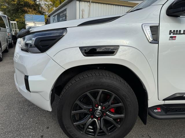 ハイラックス Ｚ　ＧＲスポーツ　ワンオーナー　ユーザー買取　８インチディスプレイオーディオ　ナビ　衝突軽減ブレーキ　全方位カメラ　ＬＥＤヘッドランプ　ハードトノカバー　ＧＲサイドステップ　ＧＲドレスアップマフラー　パールホワイト（30枚目）