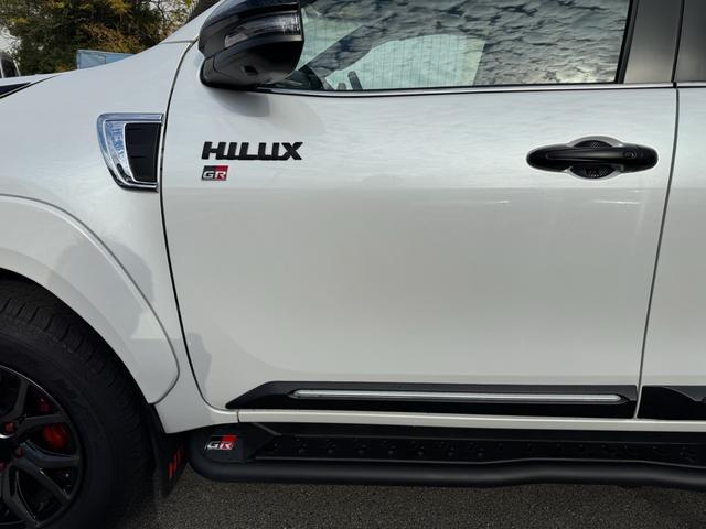 ハイラックス Ｚ　ＧＲスポーツ　ワンオーナー　ユーザー買取　８インチディスプレイオーディオ　ナビ　衝突軽減ブレーキ　全方位カメラ　ＬＥＤヘッドランプ　ハードトノカバー　ＧＲサイドステップ　ＧＲドレスアップマフラー　パールホワイト（32枚目）