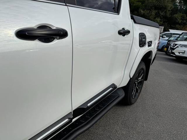 ハイラックス Ｚ　ＧＲスポーツ　ワンオーナー　ユーザー買取　８インチディスプレイオーディオ　ナビ　衝突軽減ブレーキ　全方位カメラ　ＬＥＤヘッドランプ　ハードトノカバー　ＧＲサイドステップ　ＧＲドレスアップマフラー　パールホワイト（33枚目）