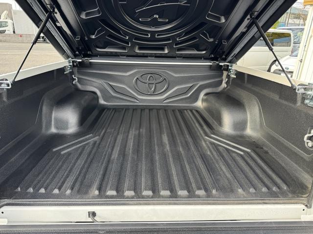 ハイラックス Ｚ　ＧＲスポーツ　ワンオーナー　ユーザー買取　８インチディスプレイオーディオ　ナビ　衝突軽減ブレーキ　全方位カメラ　ＬＥＤヘッドランプ　ハードトノカバー　ＧＲサイドステップ　ＧＲドレスアップマフラー　パールホワイト（41枚目）