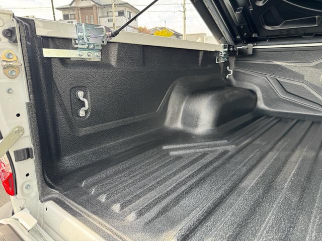 ハイラックス Ｚ　ＧＲスポーツ　ワンオーナー　ユーザー買取　８インチディスプレイオーディオ　ナビ　衝突軽減ブレーキ　全方位カメラ　ＬＥＤヘッドランプ　ハードトノカバー　ＧＲサイドステップ　ＧＲドレスアップマフラー　パールホワイト（42枚目）