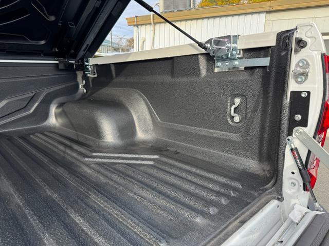 ハイラックス Ｚ　ＧＲスポーツ　ワンオーナー　ユーザー買取　８インチディスプレイオーディオ　ナビ　衝突軽減ブレーキ　全方位カメラ　ＬＥＤヘッドランプ　ハードトノカバー　ＧＲサイドステップ　ＧＲドレスアップマフラー　パールホワイト（43枚目）