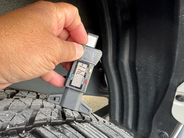 ハイラックス Ｚ　ＧＲスポーツ　ワンオーナー　ユーザー買取　８インチディスプレイオーディオ　ナビ　衝突軽減ブレーキ　全方位カメラ　ＬＥＤヘッドランプ　ハードトノカバー　ＧＲサイドステップ　ＧＲドレスアップマフラー　パールホワイト（48枚目）