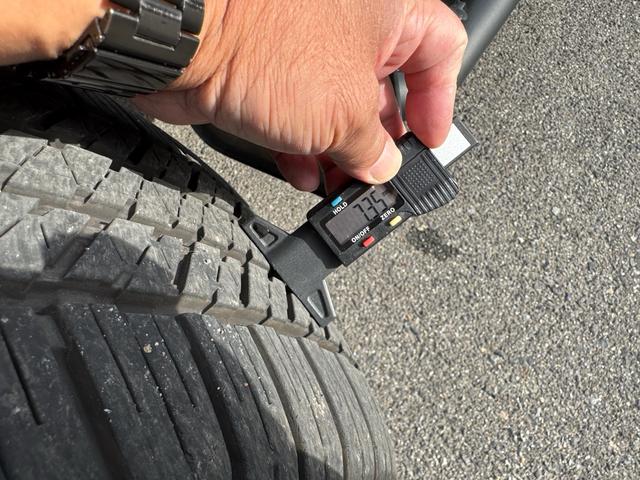 ハイラックス Ｚ　ＧＲスポーツ　ワンオーナー　ユーザー買取　８インチディスプレイオーディオ　ナビ　衝突軽減ブレーキ　全方位カメラ　ＬＥＤヘッドランプ　ハードトノカバー　ＧＲサイドステップ　ＧＲドレスアップマフラー　パールホワイト（49枚目）