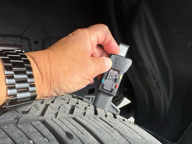 ハイラックス Ｚ　ＧＲスポーツ　ワンオーナー　ユーザー買取　８インチディスプレイオーディオ　ナビ　衝突軽減ブレーキ　全方位カメラ　ＬＥＤヘッドランプ　ハードトノカバー　ＧＲサイドステップ　ＧＲドレスアップマフラー　パールホワイト（50枚目）