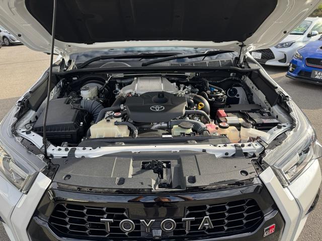 ハイラックス Ｚ　ＧＲスポーツ　ワンオーナー　ユーザー買取　８インチディスプレイオーディオ　ナビ　衝突軽減ブレーキ　全方位カメラ　ＬＥＤヘッドランプ　ハードトノカバー　ＧＲサイドステップ　ＧＲドレスアップマフラー　パールホワイト（51枚目）