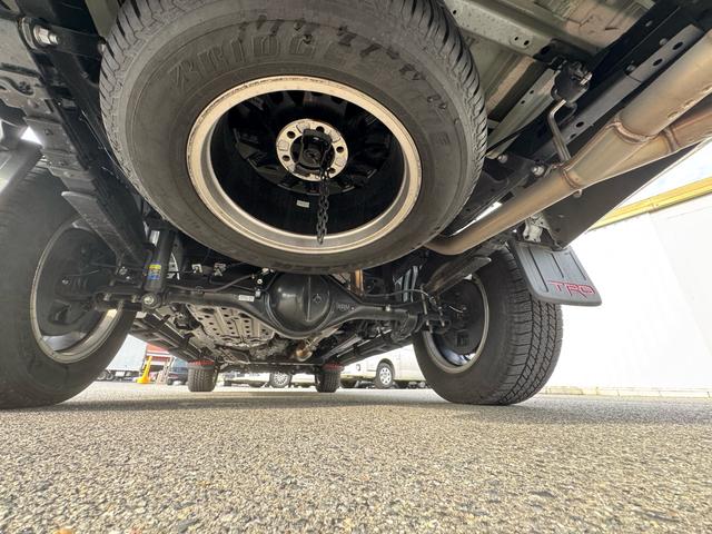 ハイラックス Ｚ　ＧＲスポーツ　ワンオーナー　ユーザー買取　８インチディスプレイオーディオ　ナビ　衝突軽減ブレーキ　全方位カメラ　ＬＥＤヘッドランプ　ハードトノカバー　ＧＲサイドステップ　ＧＲドレスアップマフラー　パールホワイト（53枚目）