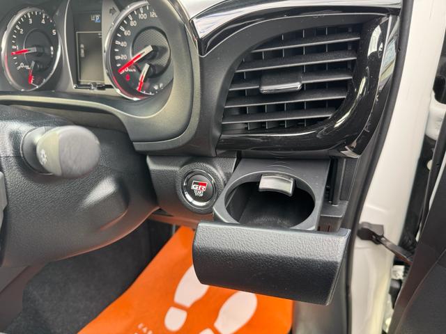 ハイラックス Ｚ　ＧＲスポーツ　ワンオーナー　ユーザー買取　８インチディスプレイオーディオ　ナビ　衝突軽減ブレーキ　全方位カメラ　ＬＥＤヘッドランプ　ハードトノカバー　ＧＲサイドステップ　ＧＲドレスアップマフラー　パールホワイト（67枚目）