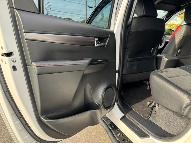 ハイラックス Ｚ　ＧＲスポーツ　ワンオーナー　ユーザー買取　８インチディスプレイオーディオ　ナビ　衝突軽減ブレーキ　全方位カメラ　ＬＥＤヘッドランプ　ハードトノカバー　ＧＲサイドステップ　ＧＲドレスアップマフラー　パールホワイト（79枚目）