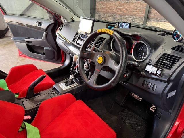 【室内展示場】雨の日でも、夕方以降の暗くなった時間帯でも、お車を明るい中でご覧頂ける室内展示場がございます！