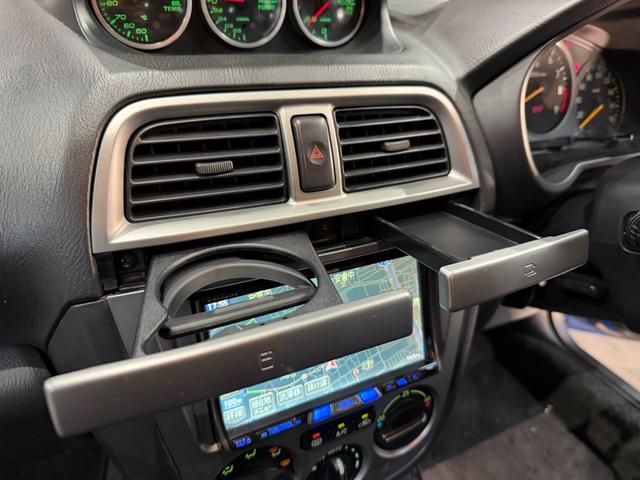 インプレッサ WRX STiリミテッド スバルAWD30周年記念モデル/Eg吸気効率UP/専用ECU/STIゲノムマフラー・3連追加メーター/リミテッド専用エアロパーツ/ファイナルスピード17AW/HDDナビ/CD/DVD/MD(24枚目)