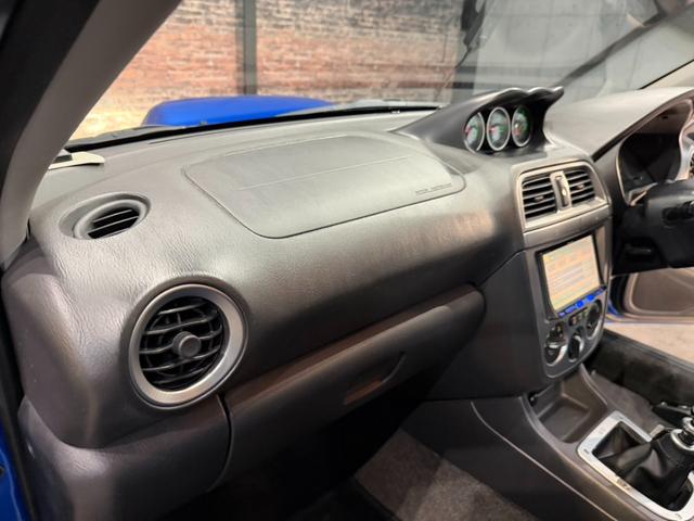 インプレッサ WRX STiリミテッド スバルAWD30周年記念モデル/Eg吸気効率UP/専用ECU/STIゲノムマフラー・3連追加メーター/リミテッド専用エアロパーツ/ファイナルスピード17AW/HDDナビ/CD/DVD/MD(30枚目)