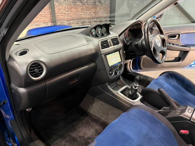 インプレッサ WRX STiリミテッド スバルAWD30周年記念モデル/Eg吸気効率UP/専用ECU/STIゲノムマフラー・3連追加メーター/リミテッド専用エアロパーツ/ファイナルスピード17AW/HDDナビ/CD/DVD/MD(32枚目)