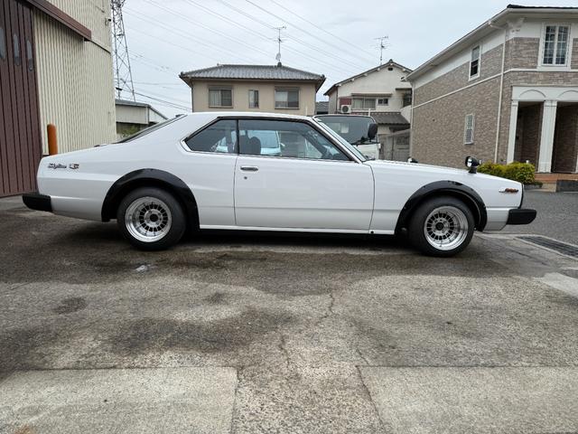 スカイライン 　ＧＴ　ＥＳターボ　ジャパン／前期仕様／社外マフラー／前後車高調／フォーカスレーシング１４インチアルミ／社外ＦＲＰボンネット／社外オーバーフェンダー／（12枚目）