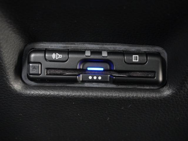 フィット ｅ：ＨＥＶホームブラックスタイル　デモカー　９インチナビ　ＢＬＡＣＫＳＴＹＬＥ専用１５インチアルミホイール　バックカメラ　ドラレコ　ＥＴＣ　アダプティブクルーズコントロール　　ＬＥＤヘッドライト　衝突被害軽減ブレーキ　禁煙車（6枚目）