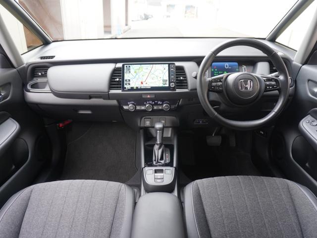 フィット ｅ：ＨＥＶホームブラックスタイル　デモカー　９インチナビ　ＢＬＡＣＫＳＴＹＬＥ専用１５インチアルミホイール　バックカメラ　ドラレコ　ＥＴＣ　アダプティブクルーズコントロール　　ＬＥＤヘッドライト　衝突被害軽減ブレーキ　禁煙車（8枚目）