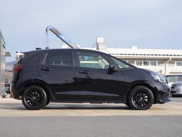 フィット ｅ：ＨＥＶホームブラックスタイル　デモカー　９インチナビ　ＢＬＡＣＫＳＴＹＬＥ専用１５インチアルミホイール　バックカメラ　ドラレコ　ＥＴＣ　アダプティブクルーズコントロール　　ＬＥＤヘッドライト　衝突被害軽減ブレーキ　禁煙車（27枚目）