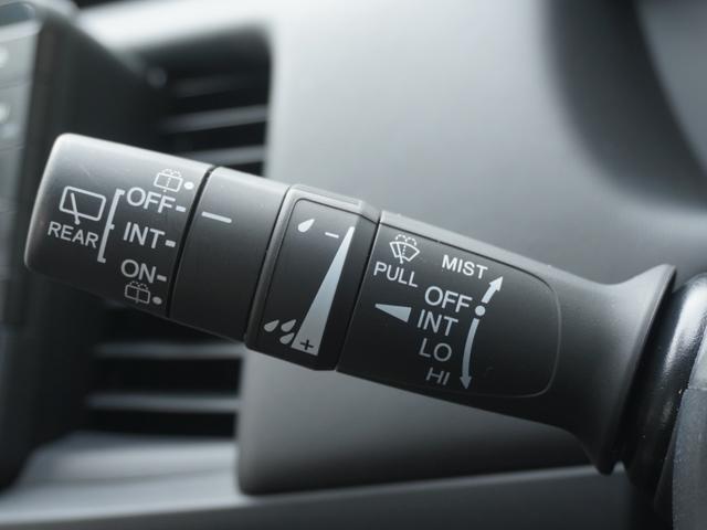 フィット ｅ：ＨＥＶホームブラックスタイル　デモカー　９インチナビ　ＢＬＡＣＫＳＴＹＬＥ専用１５インチアルミホイール　バックカメラ　ドラレコ　ＥＴＣ　アダプティブクルーズコントロール　　ＬＥＤヘッドライト　衝突被害軽減ブレーキ　禁煙車（46枚目）