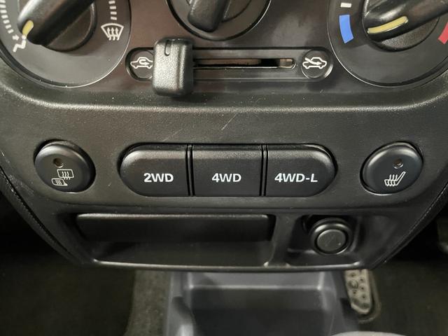 ジムニー クロスアドベンチャーＸＣ　パートタイム４ＷＤ　ターボチャージャー　ＦＭ／ＡＭラジオ　ＣＤ再生可　フォグランプ　キーレスエントリー　ハーフレザーシート　シートヒータ　純１６アルミ　電格ミラー　Ａ／Ｃ　本革ステア　禁煙　１オーナー（33枚目）