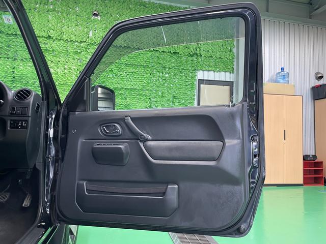 ジムニー クロスアドベンチャーＸＣ　パートタイム４ＷＤ　ターボチャージャー　ＦＭ／ＡＭラジオ　ＣＤ再生可　フォグランプ　キーレスエントリー　ハーフレザーシート　シートヒータ　純１６アルミ　電格ミラー　Ａ／Ｃ　本革ステア　禁煙　１オーナー（52枚目）