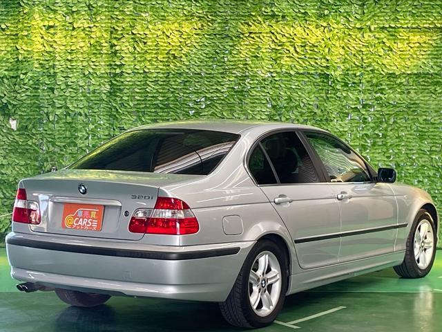 ３シリーズ ３２０ｉ　ＤＶＤナビ　ＥＴＣ　ＣＤ・ＤＶＤ再生可　キーレスエントリー　Ｆ・Ｒフォグランプ　ダイナミック・スタビリティ・コントロール　パワーシート　オートエアコン　コーナーポール　純正１６アルミ　本革ステア　禁煙（10枚目）