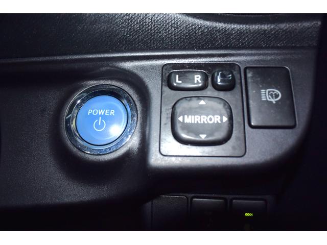 アクア Ｓ　ユーザー様仕入・ハイブリッド車・ヘッドライトウォッシャー・運転席助手席シートヒーター・Ｐスターター・スマートキー・純正メモリーナビ・ＬＥＤライト・社外１５インチ・カラーレーンガイド付きＢモニター（3枚目）