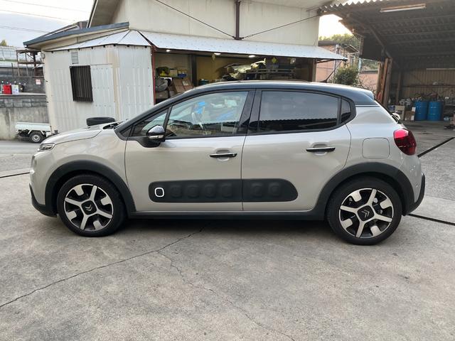 Ｃ３ シャイン　デビューエディション　ディーラー車　コントラストルーフ　スマートキー　プッシュスタート　テップレザーファブリックコンビシート　ディスプレイオーディオ　バックカメラ　ＥＴＣ（4枚目）