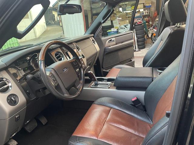 エクスペディション リミテッド　４ＷＤ　新車並行車　１ナンバー　パワーテールゲート　２０インチアルミホイール　マッドタイヤ　ランニングボード　ＬＥＤフォグ　３列シート　バックカメラ　ＥＴＣ（19枚目）