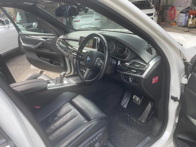 Ｘ５ ｘＤｒｉｖｅ　３５ｄ　Ｍスポーツ　黒本革シート　パノラマサンルーフ　２０インチアルミホイール　クルーズコントロール　純正ナビ　ｂｌｕｅｔｏｏｔｈ　フルセグＴＶ／ＤＶＤ　３６０全方位カメラ　シートヒーター　パワーシート　パワーバックドア（17枚目）