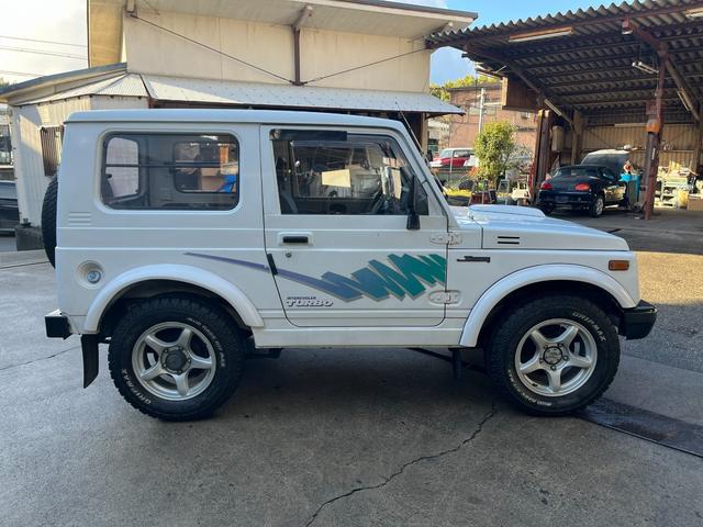 ジムニー ワイルドウインドリミテッド　４ＷＤ　ターボ　５ＭＴ　オーバーフェンダー　マッドタイヤ　ホワイトレター（4枚目）