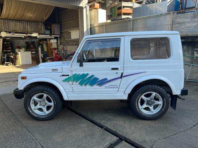 ジムニー ワイルドウインドリミテッド　４ＷＤ　ターボ　５ＭＴ　オーバーフェンダー　マッドタイヤ　ホワイトレター（8枚目）